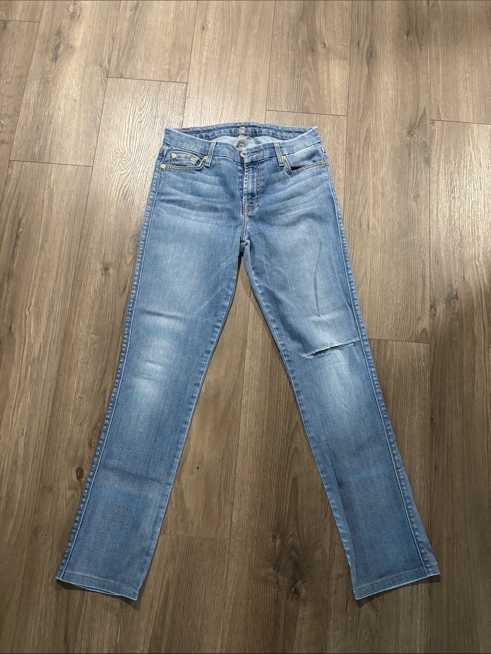Light Wash Straight Leg Jeans with Knee Tear